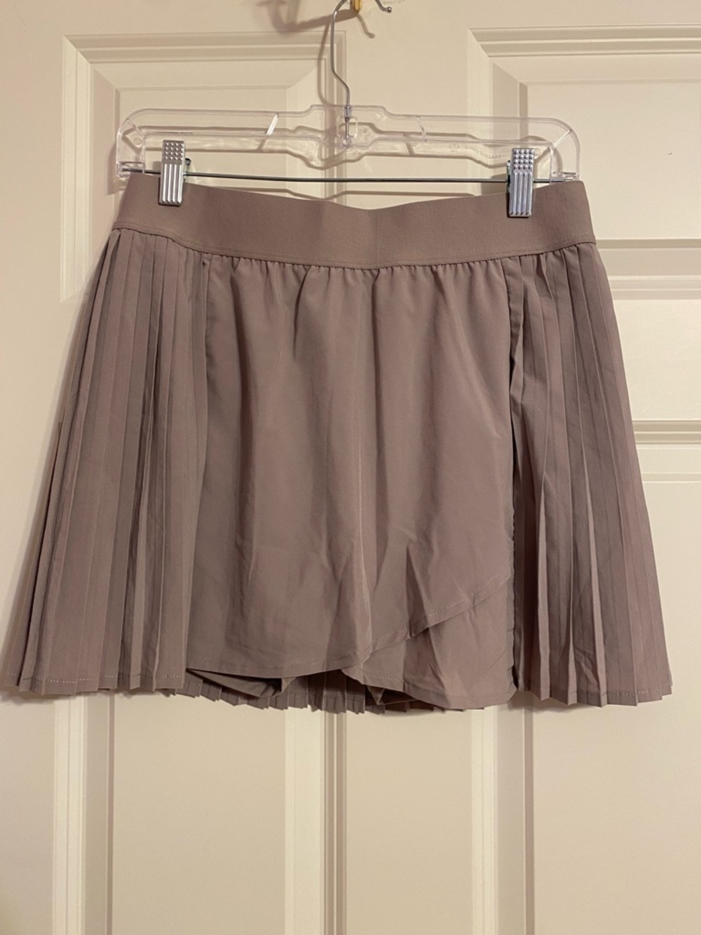 Kensie pleated rose-taupe athletic skort, size medium